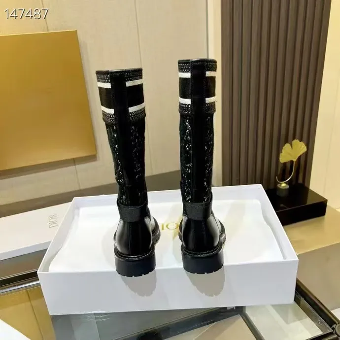 👟👟Ex-factory price 560👟👟 Dior color-blocking new boots for autumn and winter, the latest electric embroidery color-blocking letter logo for autumn and winter, round-toe high-top knight boots for women, Material: first-layer cowhide stitched with electric embroidery fabric, sheepskin lining for feet, original molded TPU outsole Size: 35-40 yards